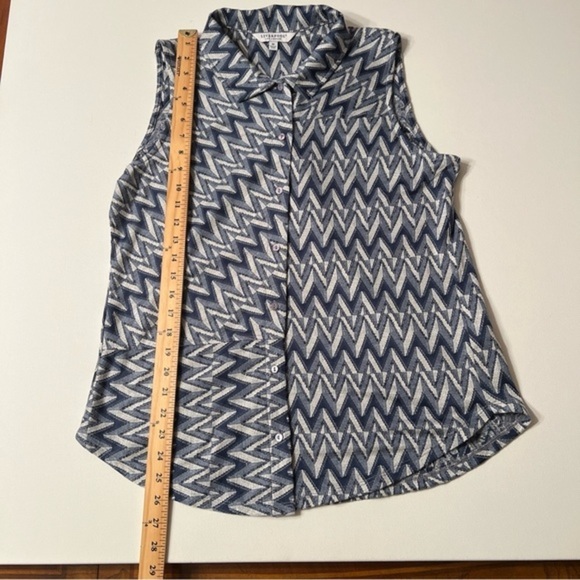 EUC Liverpool Los Angeles Women's Blue White Chevron Print Blouse Size M (R) - Picture 3 of 8